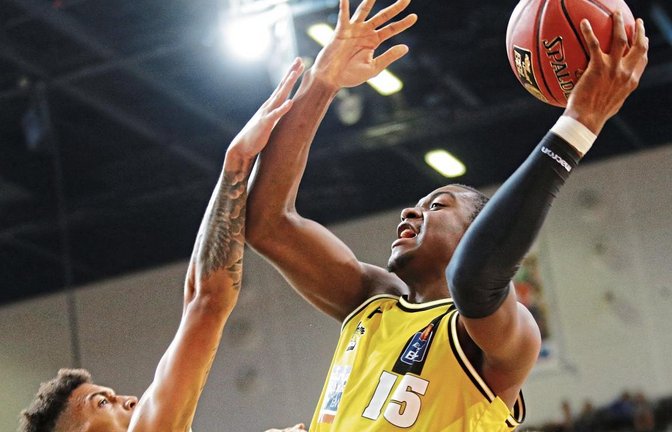 Ariel Hukporti bringt beste Voraussetzungen für einen Basketballer mit – 2,13 Meter groß und 104 Kilogramm schwer. Als Linkshänder hat er zudem einen Vorteil, da viele Gegenspieler sich darauf erst einstellen müssen. Foto: Baumann