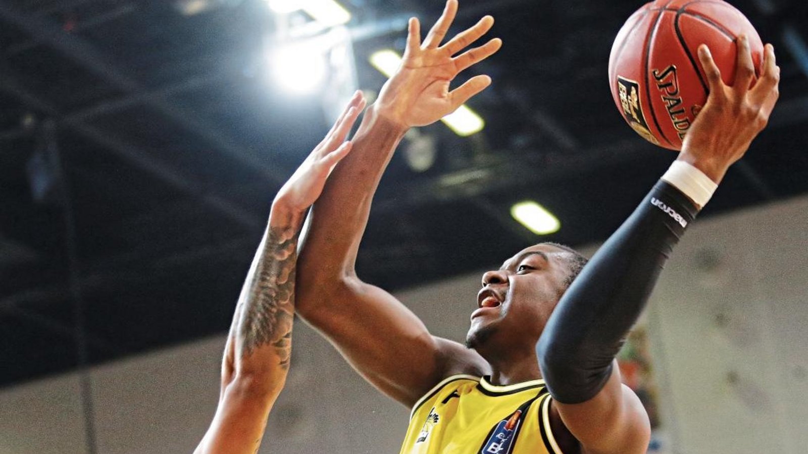 Ariel Hukporti bringt beste Voraussetzungen für einen Basketballer mit – 2,13 Meter groß und 104 Kilogramm schwer. Als Linkshänder hat er zudem einen Vorteil, da viele Gegenspieler sich darauf erst einstellen müssen. Foto: Baumann Ariel Hukporti bringt beste Voraussetzungen für einen Basketballer mit – 2,13 Meter groß und 104 Kilogramm schwer. Als Linkshänder hat er zudem einen Vorteil, da viele Gegenspieler sich darauf erst einstellen müssen. Foto: Baumann