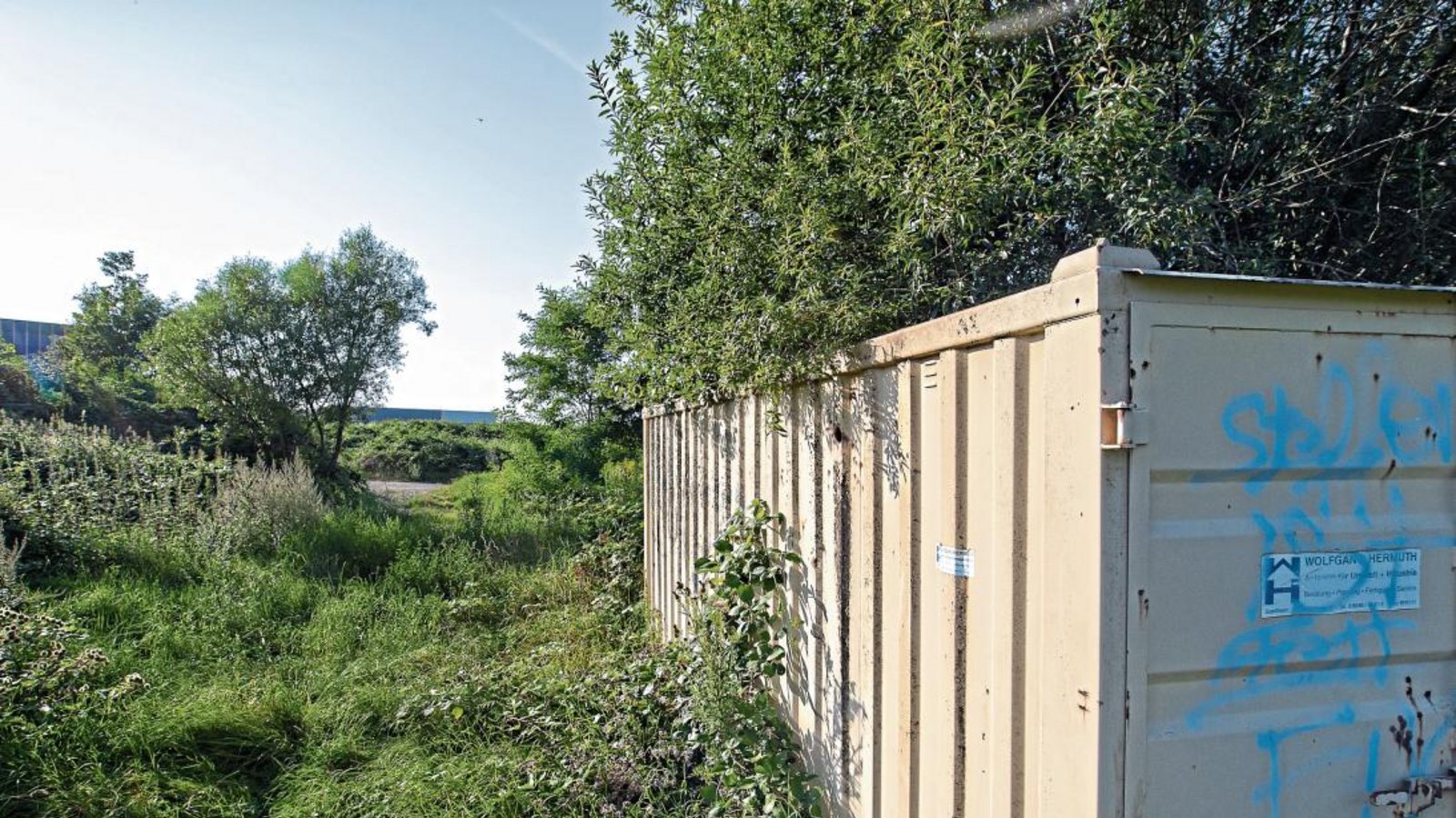 Bis 2018 wurde das Wasser der Seepfadquelle in diesem Container mit Aktivkohlefilter von Schadstoffen gereinigt. Seit knapp zwei Jahren zersetzt direkt in Bohrungen eingefüllte Melasse die Schadstoffe – mit messbarem Erfolg. Foto: Bürkle Bis 2018 wurde das Wasser der Seepfadquelle in diesem Container mit Aktivkohlefilter von Schadstoffen gereinigt. Seit knapp zwei Jahren zersetzt direkt in Bohrungen eingefüllte Melasse die Schadstoffe – mit messbarem Erfolg. Foto: Bürkle