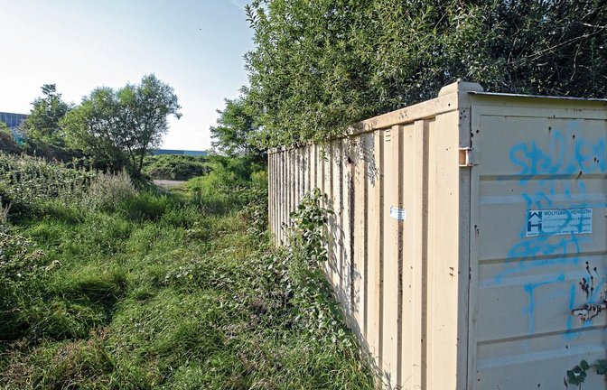 Bis 2018 wurde das Wasser der Seepfadquelle in diesem Container mit Aktivkohlefilter von Schadstoffen gereinigt. Seit knapp zwei Jahren zersetzt direkt in Bohrungen eingefüllte Melasse die Schadstoffe – mit messbarem Erfolg. Foto: Bürkle