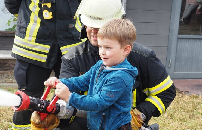 Selbst mit dem Feuerwehrschlauch Wasser spritzen ist aufregend.  <span class='image-autor'>Fotos: p</span>