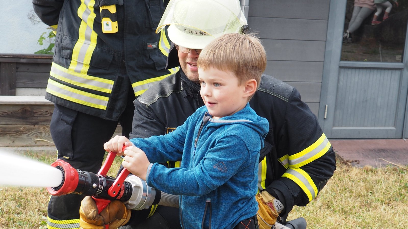 Selbst mit dem Feuerwehrschlauch Wasser spritzen ist aufregend. Fotos: p Selbst mit dem Feuerwehrschlauch Wasser spritzen ist aufregend. Fotos: p