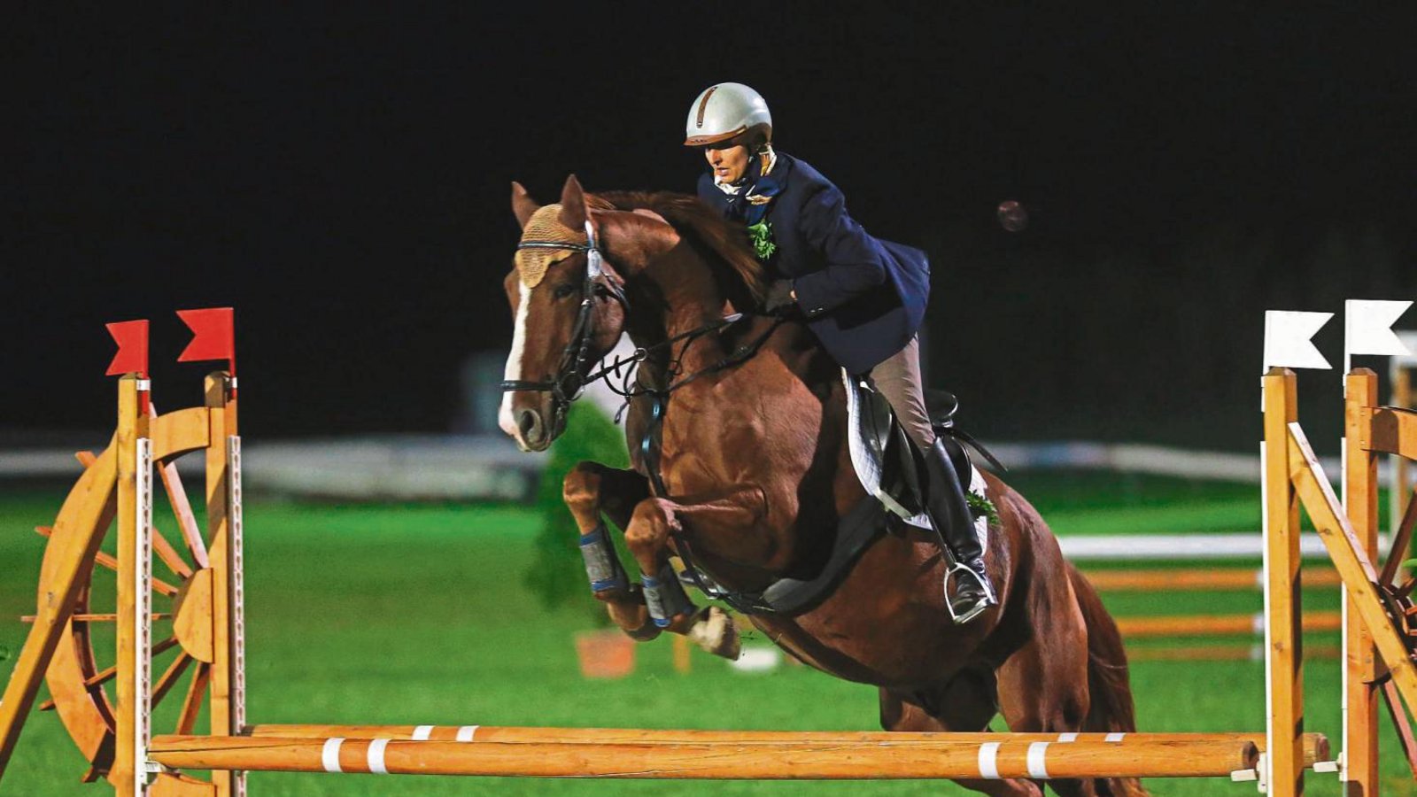 Lokalmatadorin Sabine Dauser-Mietzker ist auf Giorgio-Kowalski von Nussdorf gut mit der künstlichen Beleuchtung klargekommen und wurde Vierte in der Hunterklasse. Foto: Küppers Lokalmatadorin Sabine Dauser-Mietzker ist auf Giorgio-Kowalski von Nussdorf gut mit der künstlichen Beleuchtung klargekommen und wurde Vierte in der Hunterklasse. Foto: Küppers