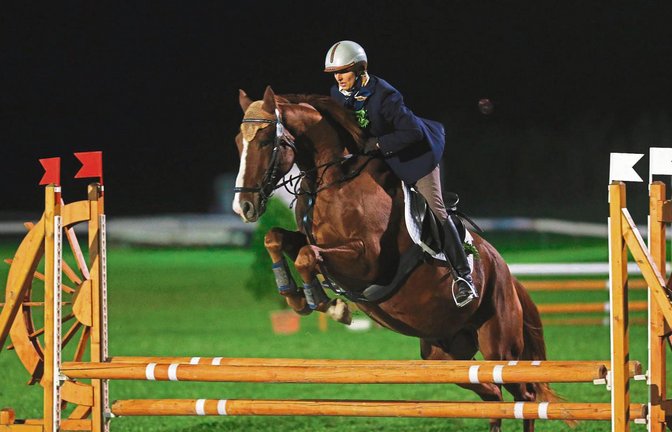 Lokalmatadorin Sabine Dauser-Mietzker ist auf Giorgio-Kowalski von Nussdorf gut mit der künstlichen Beleuchtung klargekommen und wurde Vierte in der Hunterklasse. Foto: Küppers