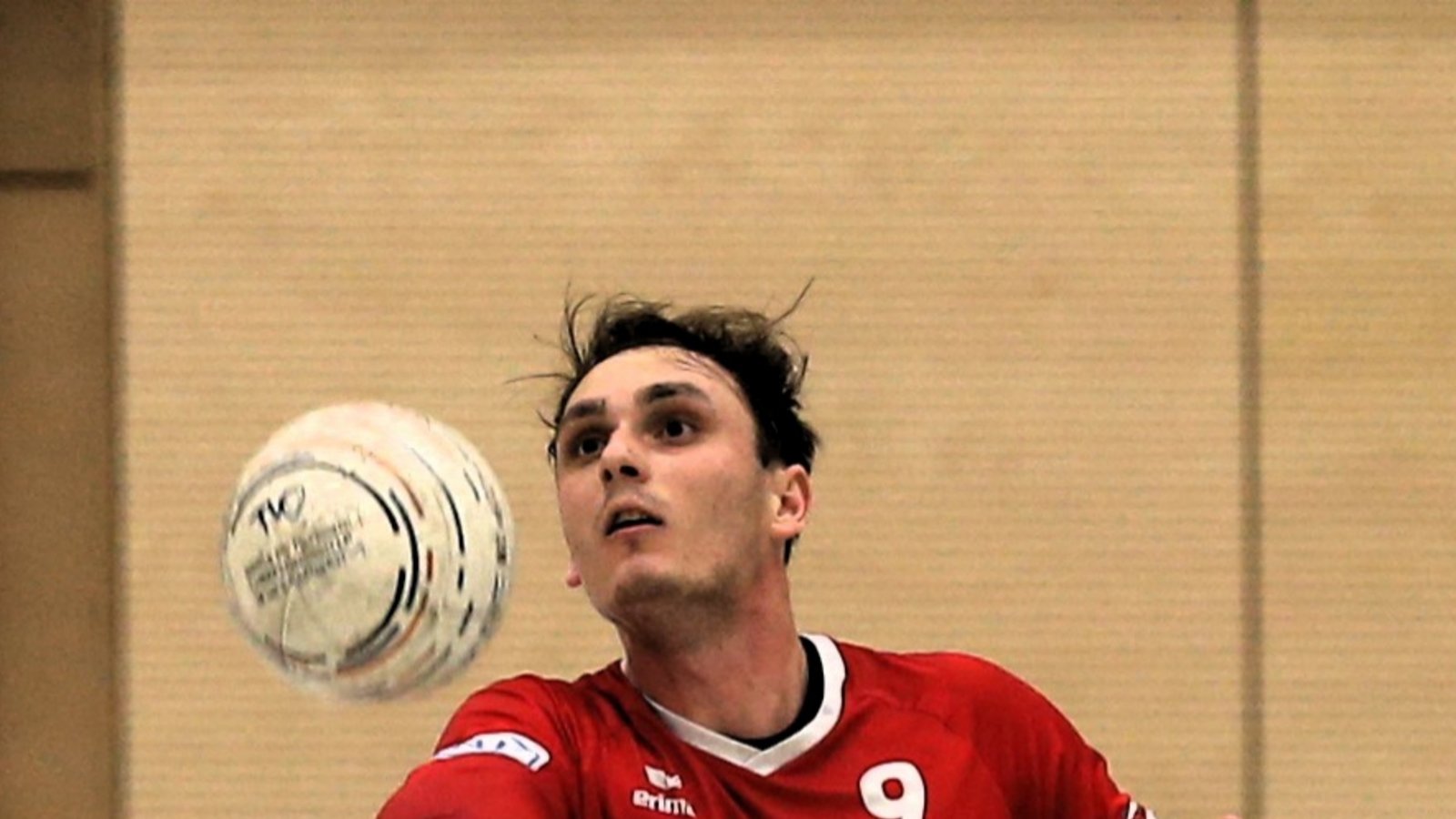 Die Vaihinger Faustballer mit Zuspieler Jaro Jungclaussen haben am Samstagabend den TV Käfertal und damit einen sehr starken Gegner zu Gast in der Kaltensteinhalle. Foto: Küppers