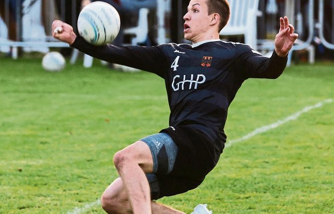 Faustball unter Flutlicht: Dennis Gruber vom TV Wünschmichelbach hat unterm Kaltenstein sein Debüt im Nationaltrikot gegeben. Foto: Küppers