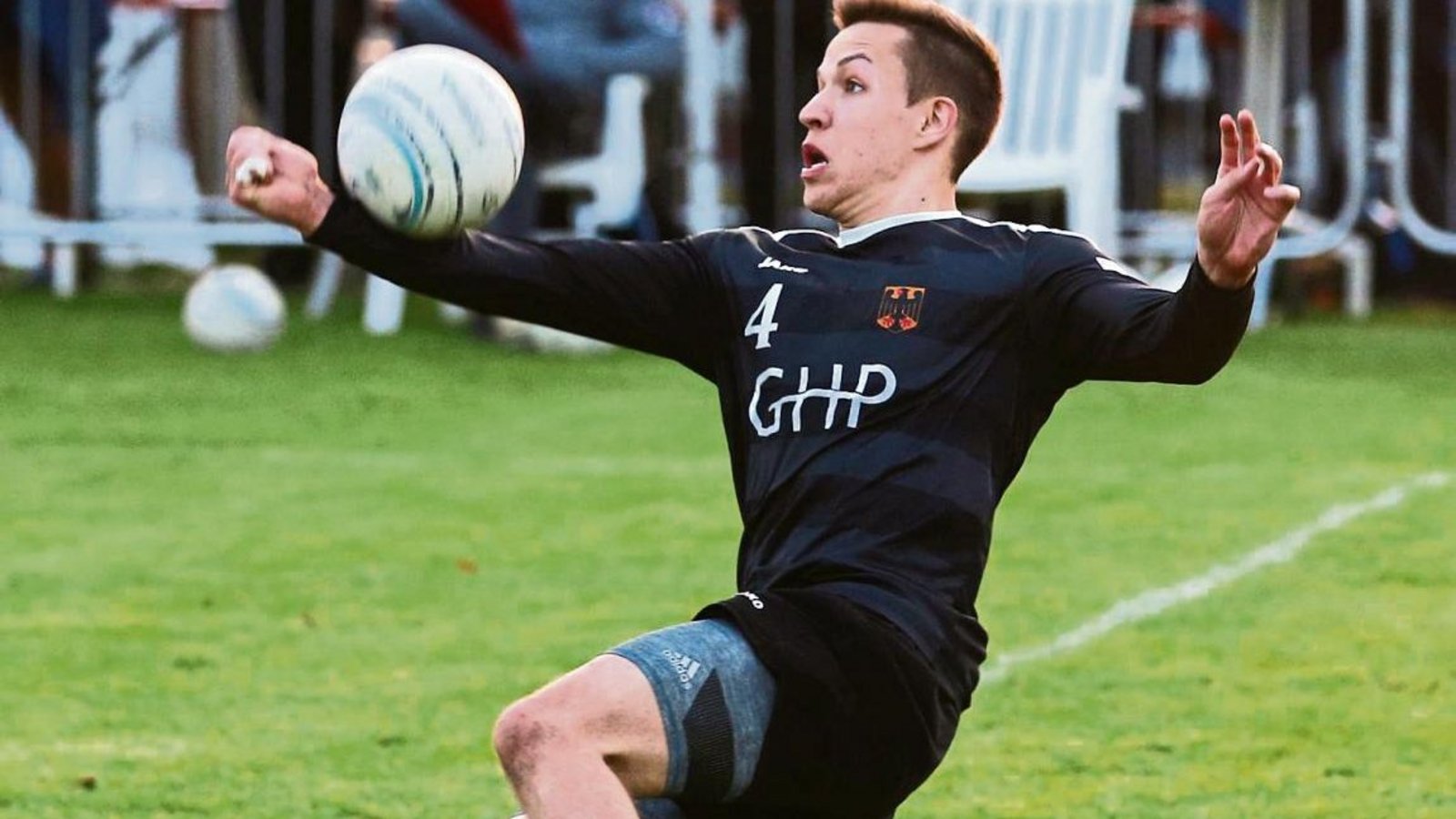 Faustball unter Flutlicht: Dennis Gruber vom TV Wünschmichelbach hat unterm Kaltenstein sein Debüt im Nationaltrikot gegeben. Foto: Küppers Faustball unter Flutlicht: Dennis Gruber vom TV Wünschmichelbach hat unterm Kaltenstein sein Debüt im Nationaltrikot gegeben. Foto: Küppers