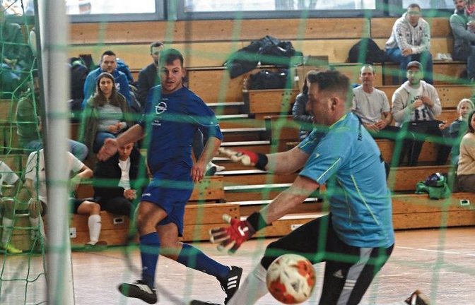 Am Torwart vorbeigespitzelt: Das 6:4 für Häfnerhaslach in der Schlussminute. Foto: Küppers