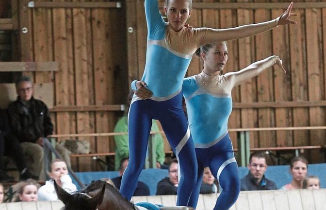 Hannah Scherzer (links) und Josyane Stumpfrock turnen für Sersheim auf Eclair. Foto: Küppers