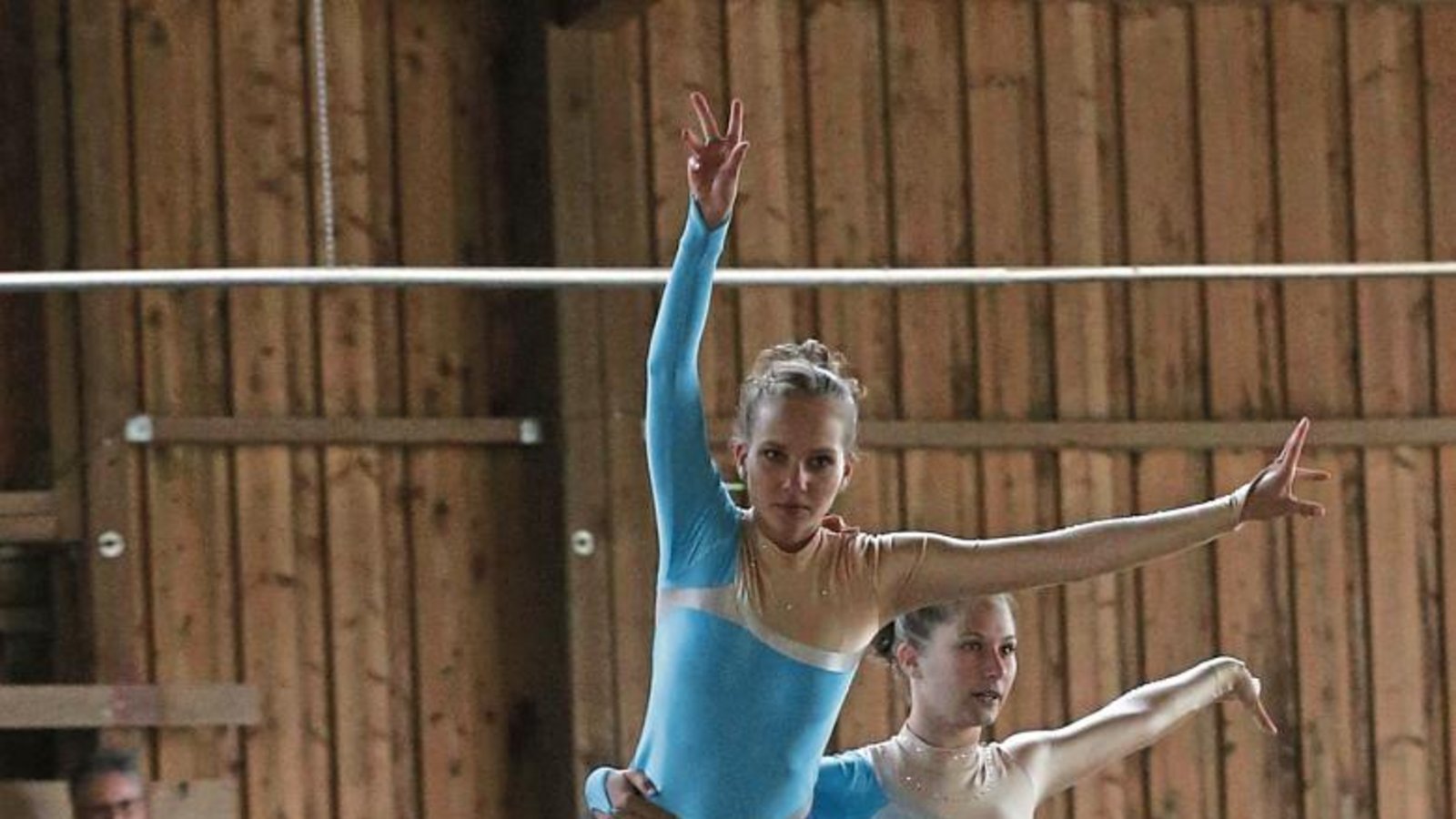 Hannah Scherzer (links) und Josyane Stumpfrock turnen für Sersheim auf Eclair. Foto: Küppers