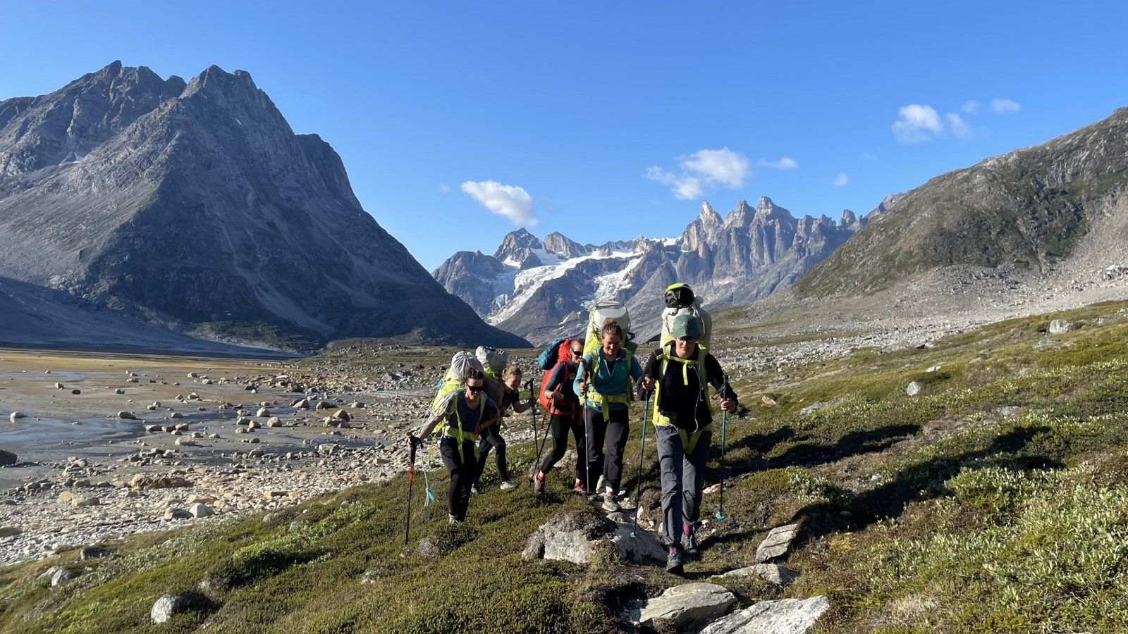 800 Kilogramm Ausrüstung mussten zehn Kilometer weiter getragen werden. Fotos: p 800 Kilogramm Ausrüstung mussten zehn Kilometer weiter getragen werden. Fotos: p