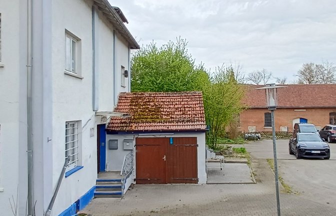 Das Gebäude der Griechischen Gemeinde (links) wird abgerissen.Für das Backsteingebäude im Hintergrund wird ein Investor gesucht. <span class='image-autor'>Foto: Rücker</span>