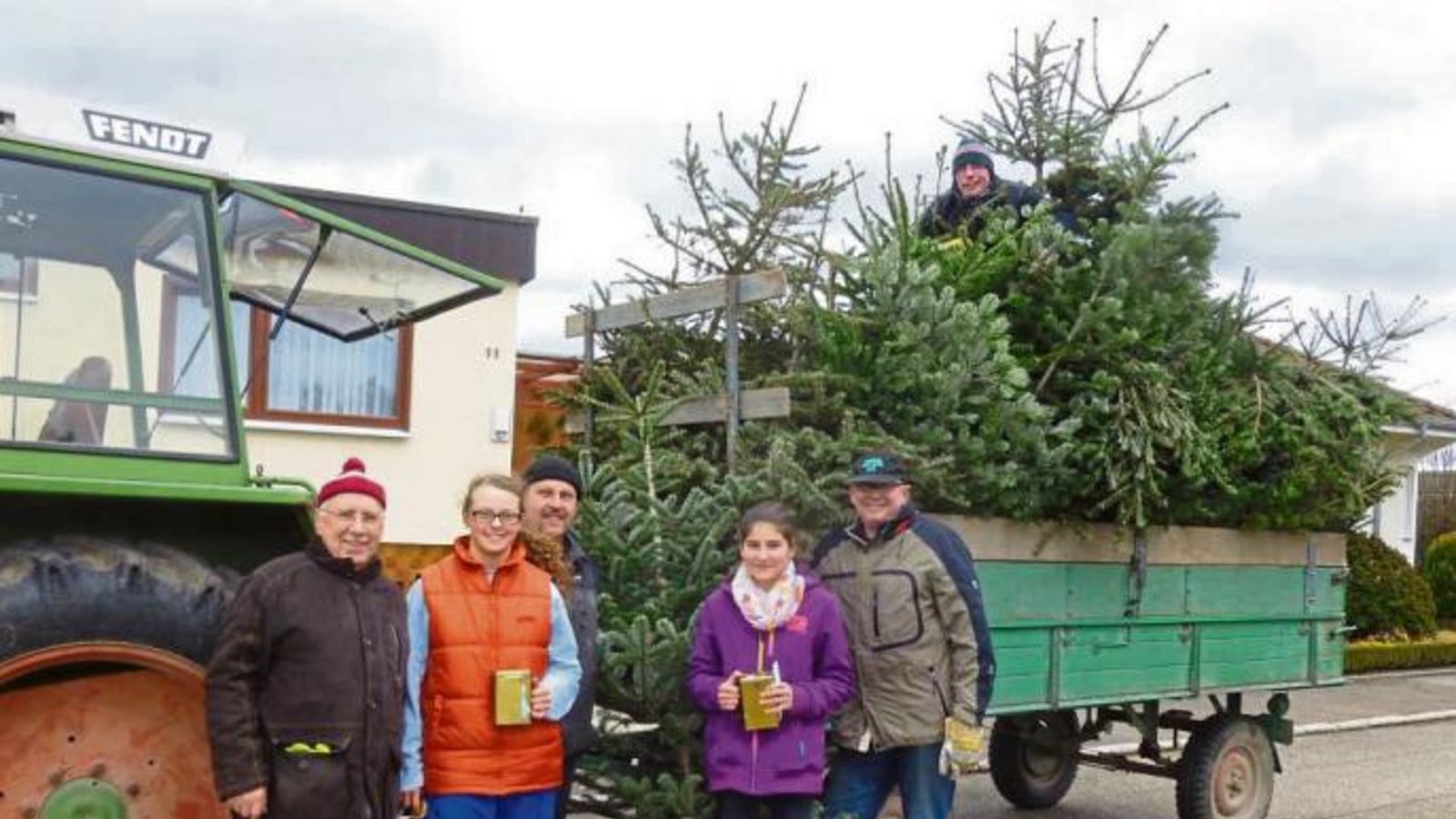 In vielen 0rten waren am vergangenen Samstag ehrenamtliche Helfer unterwegs, um die ausgedienten Weihnachtsbäume gegen eine geringe Gebühr einzusammeln. Auch in Illingen waren fünf Schleppergespanne im Einsatz. Die 30 Helfer des Posaunenchores haben mit viel Eifer die bereitgestellten Bäume eingesammelt.  Foto: Bauer