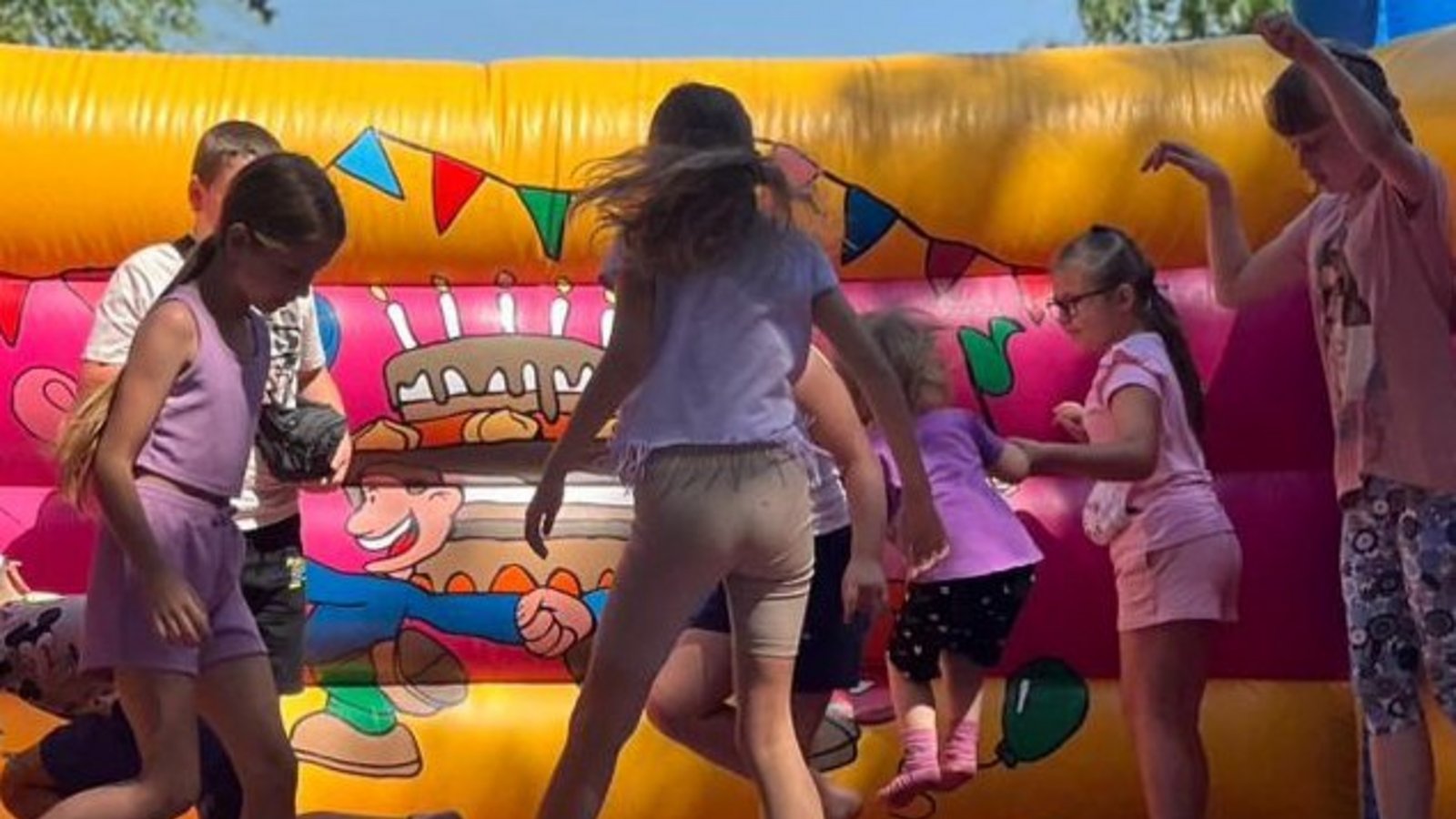 In der Ferienfreizeit können die Kinder den Kriegsalltag für eine Weile vergessen. Foto: p In der Ferienfreizeit können die Kinder den Kriegsalltag für eine Weile vergessen. Foto: p