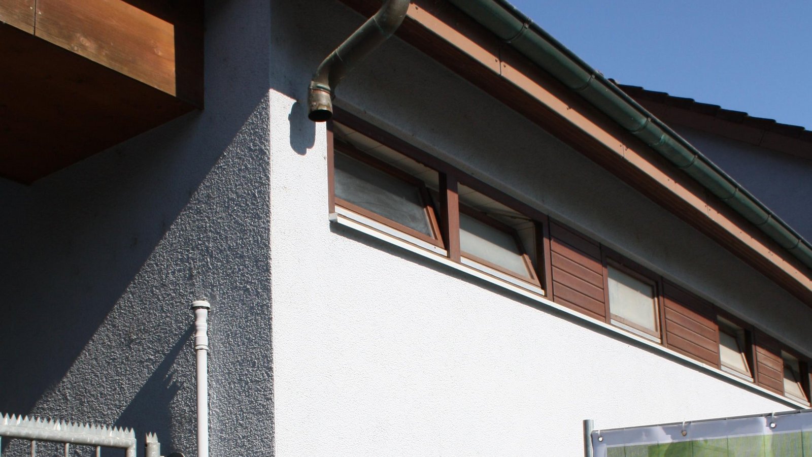 Viel haben die Diebe von den kupfernen Fallrohren nicht übrig gelassen. Foto: Mross