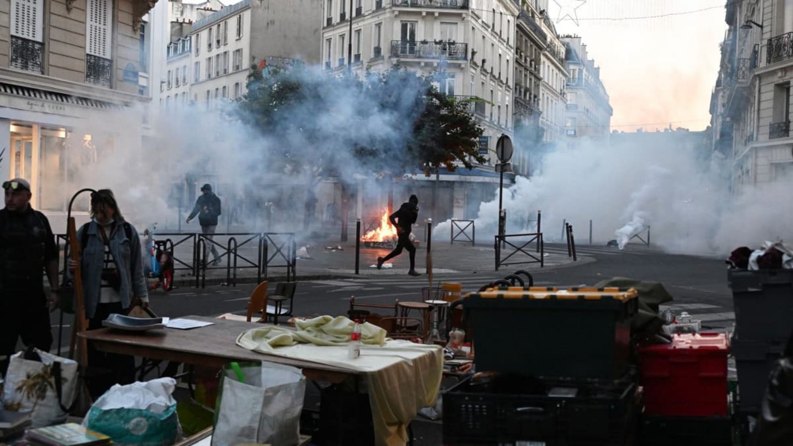 Ein Demonstrant rennt durch Tränengas, während es auf einem Flohmarkt erneut Zusammenstöße zwischen Demonstranten und Polizeibeamten in Paris dibt.Emma Da Silva/AP/dpa Ein Demonstrant rennt durch Tränengas, während es auf einem Flohmarkt erneut Zusammenstöße zwischen Demonstranten und Polizeibeamten in Paris dibt.Emma Da Silva/AP/dpa