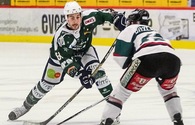 Sebastian Alt (links) und die Bietigheim Steelers treffen in der ersten Runde der DEL-2-Play-offs auf Dominik Daxlberger (rechts) und die Starbulls Rosenheim, die sich in den Pre-Play-offs gegen den SC Riessersee durchgesetzt haben. Foto: Simecek