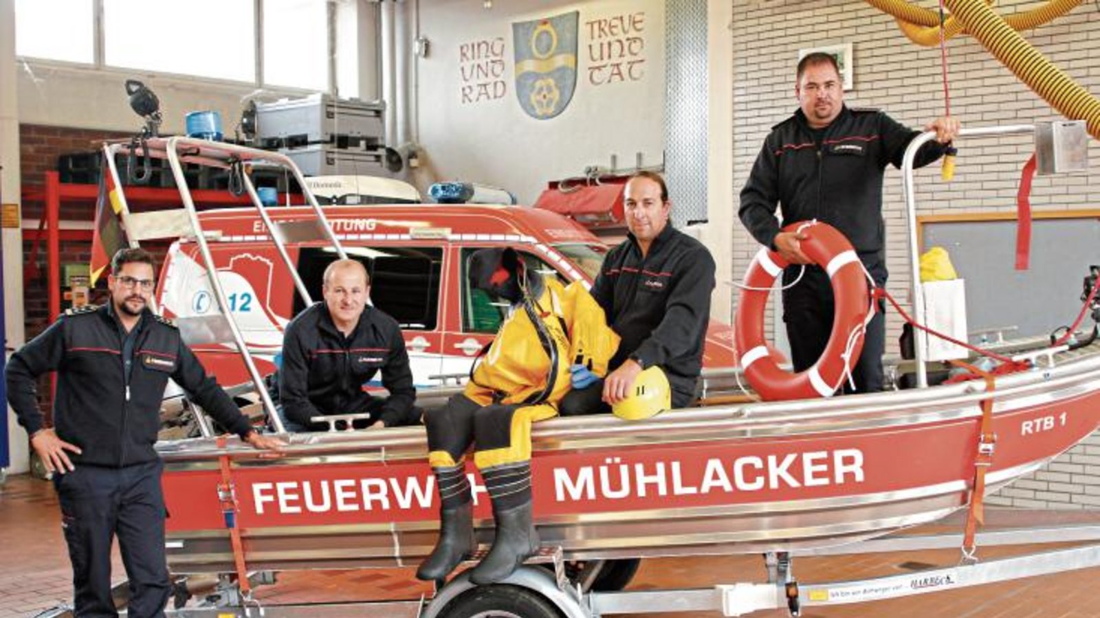 Statt einer Bootstaufe ein Fotoshooting im Trockenen: das neue Rettungsboot mit Kommandant Philipp Baumann (von links) und den Rettungskräften Alexander Mayer, Volker Linck und Dennis Börnhäuser. Foto: Kollros Statt einer Bootstaufe ein Fotoshooting im Trockenen: das neue Rettungsboot mit Kommandant Philipp Baumann (von links) und den Rettungskräften Alexander Mayer, Volker Linck und Dennis Börnhäuser. Foto: Kollros