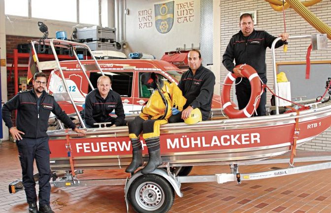 Statt einer Bootstaufe ein Fotoshooting im Trockenen: das neue Rettungsboot mit Kommandant Philipp Baumann (von links) und den Rettungskräften Alexander Mayer, Volker Linck und Dennis Börnhäuser.  Foto: Kollros