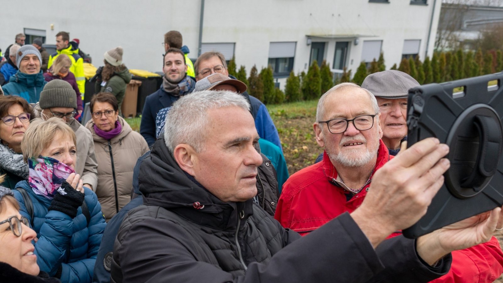 Blick in die Zukunft: Bürgermeister Holger Albrich (Dritter von rechts) zeigt den Teilnehmern mit speziellen Tablets, wie die geplanten Windräder das Gesicht der Landschaft verändern würden.  Foto: Kalb