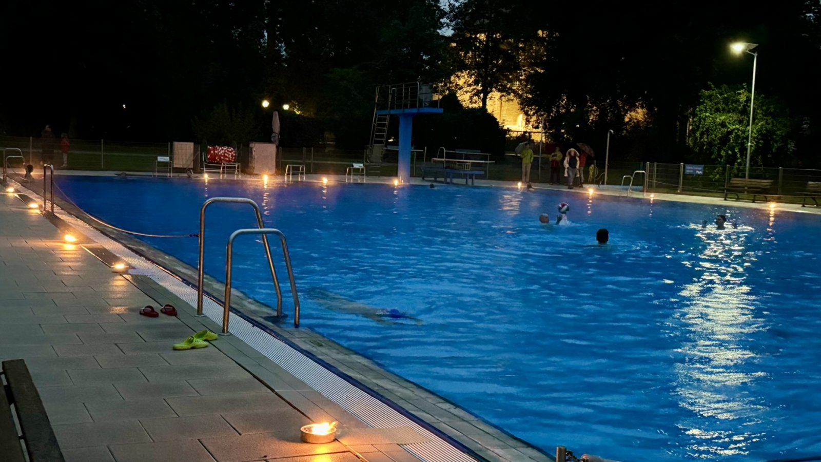 Stimmungsvoller Saisonabschluss: Im Sachsenheimer Freibad ziehen Schwimmer ihre letzten Bahnen. Foto: Trägerverein Schloss-Freibad Stimmungsvoller Saisonabschluss: Im Sachsenheimer Freibad ziehen Schwimmer ihre letzten Bahnen. Foto: Trägerverein Schloss-Freibad