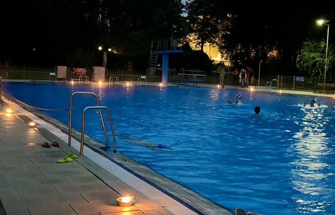 Stimmungsvoller Saisonabschluss: Im Sachsenheimer Freibad ziehen Schwimmer ihre letzten Bahnen.  <span class='image-autor'>Foto: Trägerverein Schloss-Freibad</span>