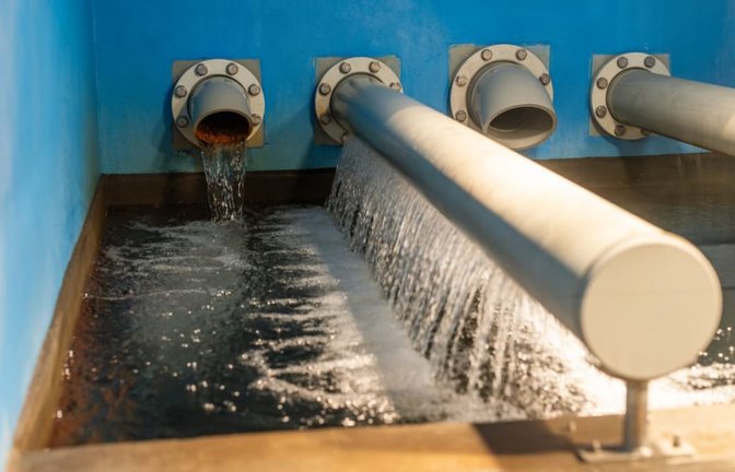 Wasser aus einer Quelle (l) und aus einem Tiefbrunnen (r) fließt in einen Hochbehälter ein. Angesichts der anhaltenden Trockenheit ist die Trinkwasserversorgung in Baden-Württemberg aktuell ein Thema.<span class='image-autor'>Philipp von Ditfurth/dpa</span>