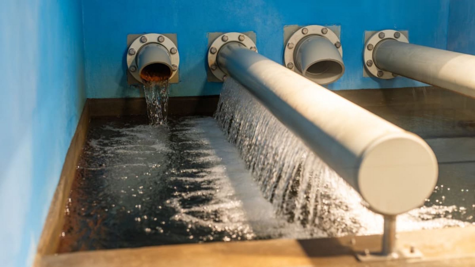 Wasser aus einer Quelle (l) und aus einem Tiefbrunnen (r) fließt in einen Hochbehälter ein. Angesichts der anhaltenden Trockenheit ist die Trinkwasserversorgung in Baden-Württemberg aktuell ein Thema.Philipp von Ditfurth/dpa Wasser aus einer Quelle (l) und aus einem Tiefbrunnen (r) fließt in einen Hochbehälter ein. Angesichts der anhaltenden Trockenheit ist die Trinkwasserversorgung in Baden-Württemberg aktuell ein Thema.Philipp von Ditfurth/dpa