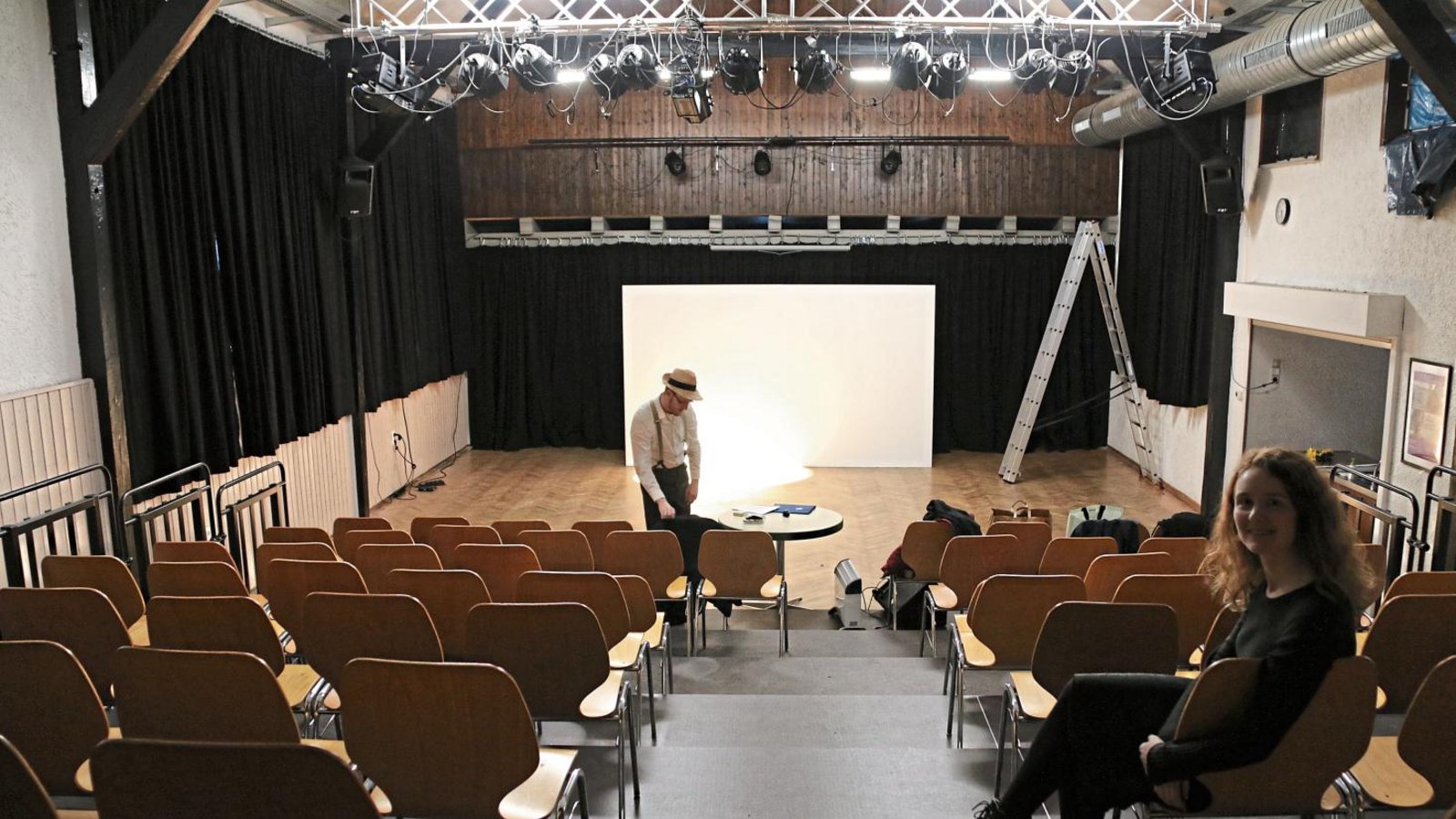 Das Eberdinger Sommertheater baut die alte Kleintierzüchterhalle in Nussdorf zum Theaterhaus um. Rechts die künstlerische Leiterin Ina Wernstedt. Fotos: Bögel