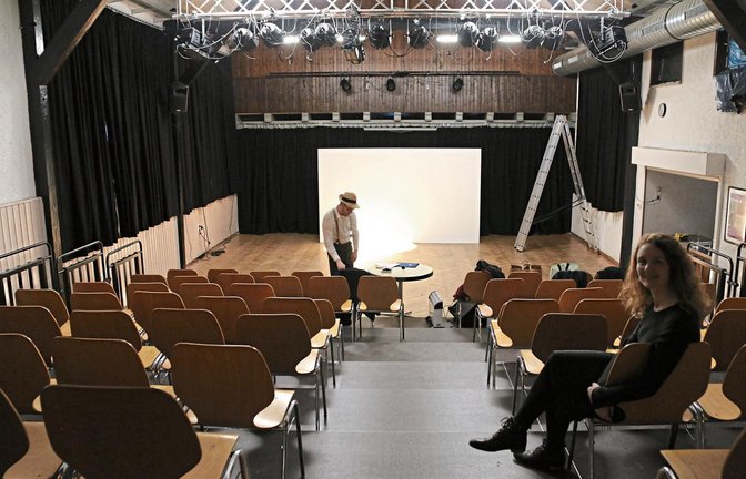 Das Eberdinger Sommertheater baut die alte Kleintierzüchterhalle in Nussdorf zum Theaterhaus um. Rechts die künstlerische Leiterin Ina Wernstedt. Fotos: Bögel