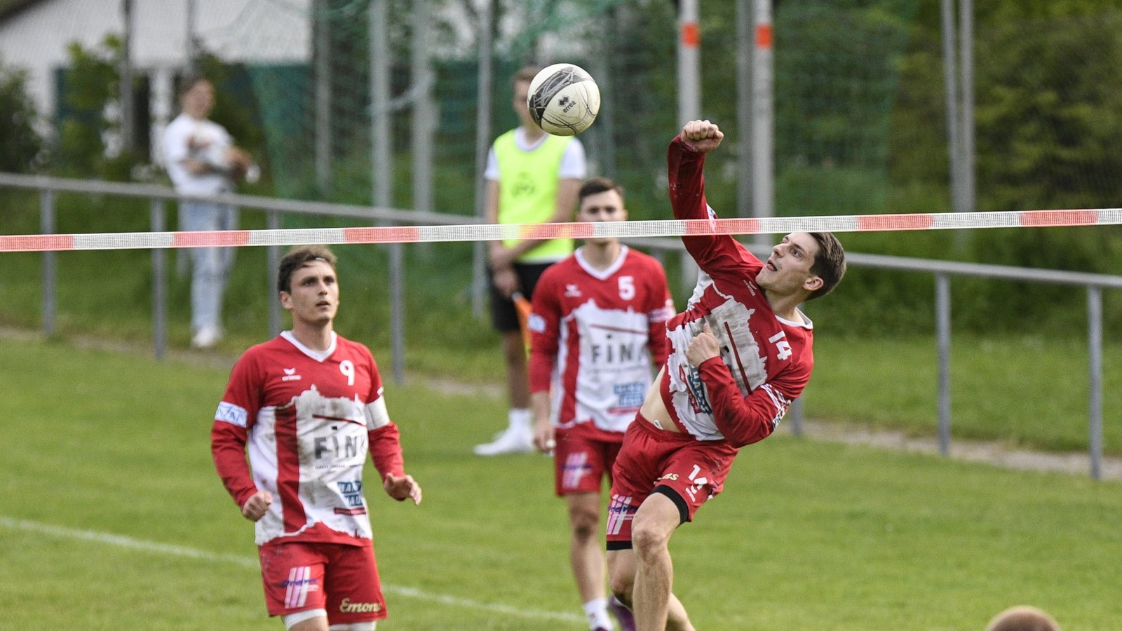 Nochmal alles rausgehauen haben Jaro Jungclaussen (links) und Jakob Kilpper im letzten Saisonspiel mit dem TV Vaihingen beim TSV Calw. Foto: Archiv/Leitner