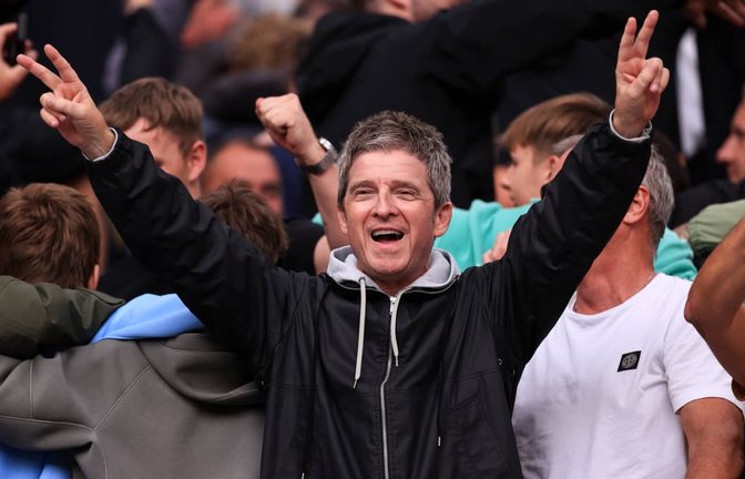 Am Sonntag hat der Oasis-Gitarrist Noel Gallagher den 1:0-Sieg seines Herzensclubs Manchester City gegen Manchester United im Stadion gefeiert. Im Sommer 2027 spielen er und sein Bruder Liam xx Konzerte in ihrer Heimatstadt.<span class='image-autor'>IMAGO/Offside Sports Photography</span>