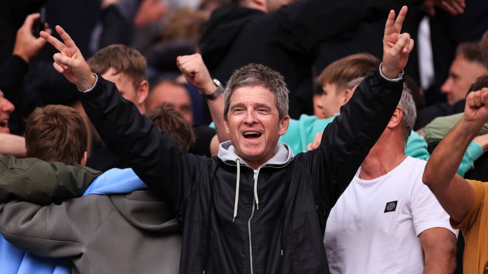 Am Sonntag hat der Oasis-Gitarrist Noel Gallagher den 1:0-Sieg seines Herzensclubs Manchester City gegen Manchester United im Stadion gefeiert. Im Sommer 2027 spielen er und sein Bruder Liam xx Konzerte in ihrer Heimatstadt.IMAGO/Offside Sports Photography Am Sonntag hat der Oasis-Gitarrist Noel Gallagher den 1:0-Sieg seines Herzensclubs Manchester City gegen Manchester United im Stadion gefeiert. Im Sommer 2027 spielen er und sein Bruder Liam xx Konzerte in ihrer Heimatstadt.IMAGO/Offside Sports Photography