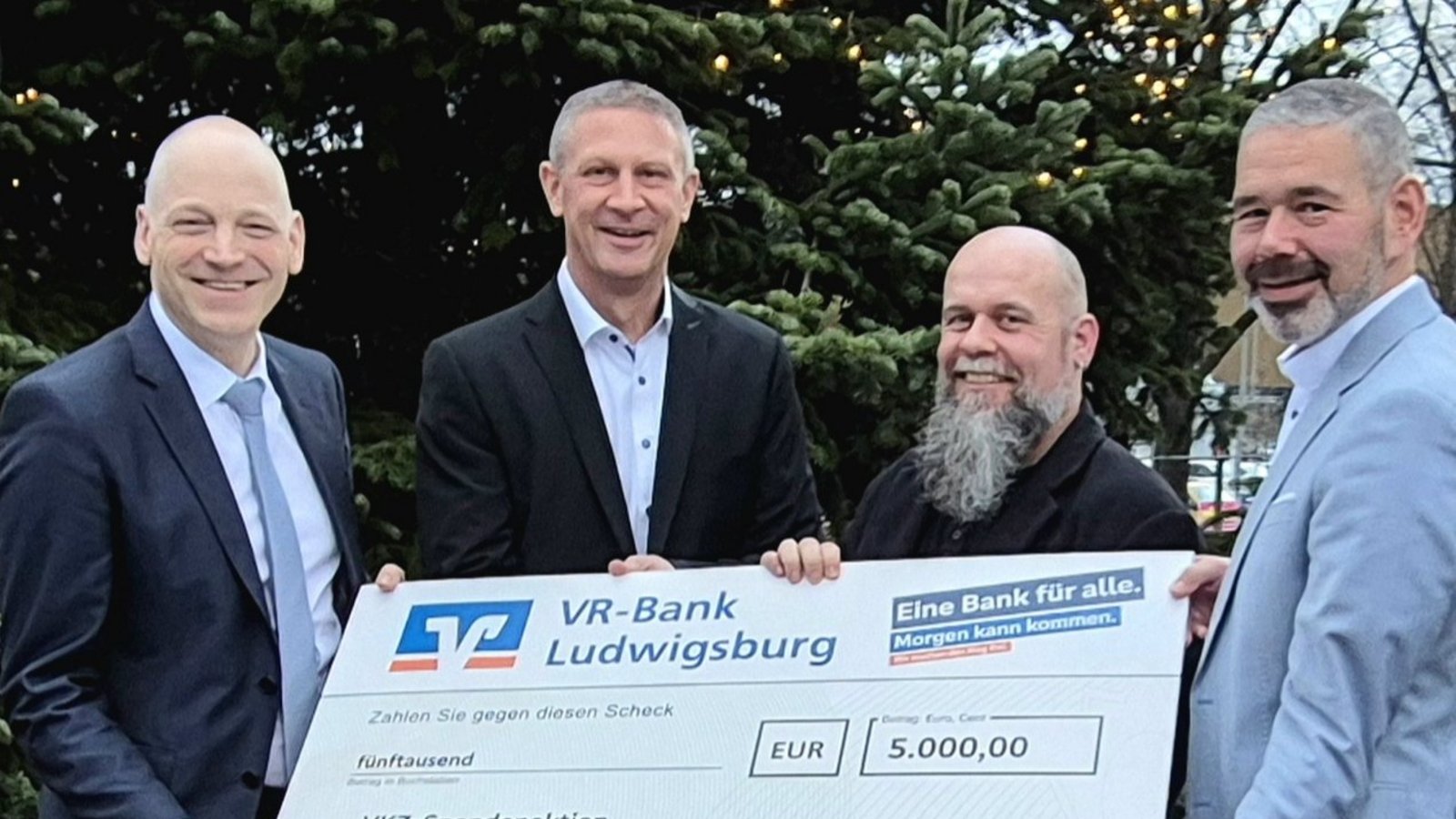 Bescherung am Weihnachtsbaum vor der Geschäftsstelle der VR-Bank in Ludwigsburg: VKZ-Redakteur Michael Banholzer (Zweiter von rechts) nimmt stellvertretend für den Förderverein Enztalbad und die Diakonische Bezirksstelle die Spende entgegen, die die VR-Vorstandsmitglieder Timm Häberle, Frank Kraaz und Heiko Herbst (von links) überreichen. Foto: Schenkel. Bescherung am Weihnachtsbaum vor der Geschäftsstelle der VR-Bank in Ludwigsburg: VKZ-Redakteur Michael Banholzer (Zweiter von rechts) nimmt stellvertretend für den Förderverein Enztalbad und die Diakonische Bezirksstelle die Spende entgegen, die die VR-Vorstandsmitglieder Timm Häberle, Frank Kraaz und Heiko Herbst (von links) überreichen. Foto: Schenkel.