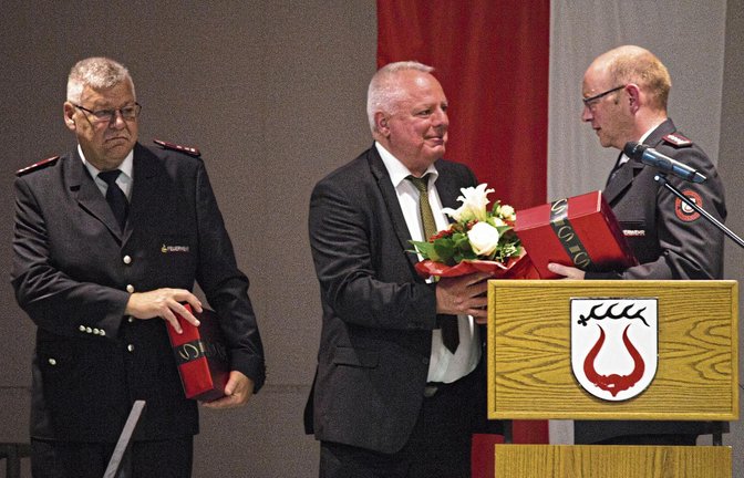 Kommandant Dirk Makkens (rechts) und sein Stellvertreter Volker Mayer (links) werden von Bürgermeister Horst Fiedler verabschiedet.  Fotos: Friedrich