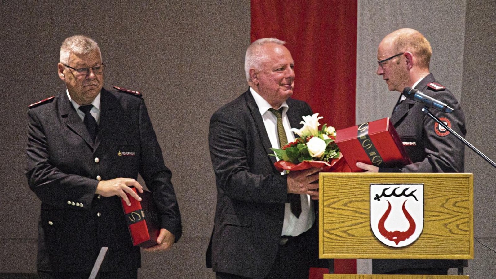 Kommandant Dirk Makkens (rechts) und sein Stellvertreter Volker Mayer (links) werden von Bürgermeister Horst Fiedler verabschiedet. Fotos: Friedrich Kommandant Dirk Makkens (rechts) und sein Stellvertreter Volker Mayer (links) werden von Bürgermeister Horst Fiedler verabschiedet. Fotos: Friedrich