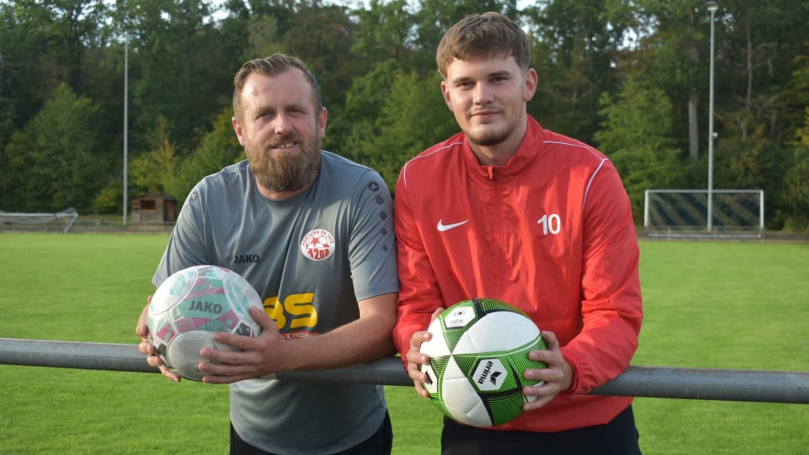 Vielleicht sogar ab und zu gemeinsam auf Torejagd: Mate Zovko (li.) will sich fußballerisch aber eher im Hintergrund halten und das Rampenlicht im Sturm von Fortuna Böblingen seinem Sohn Marijan Zovko (re.) überlassen.Michael Schwartz
