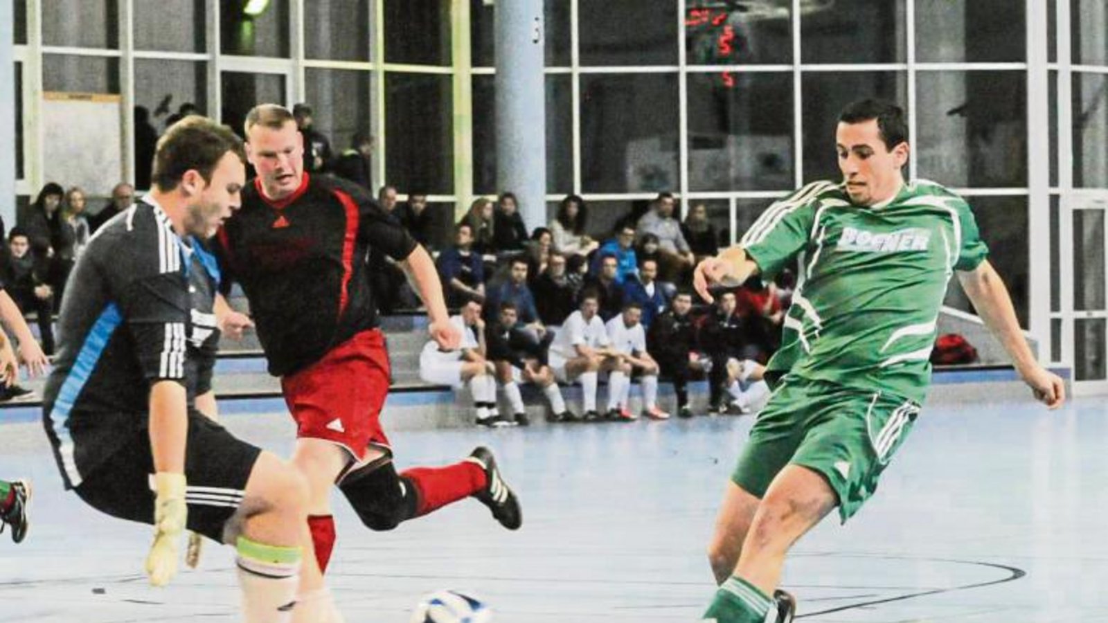 Benjamin Rapp (rechts, SV Iptingen) schiebt den Ball beim Mönsheimer Hallenfußballturnier an Großglattbachs Torhüter Steffen Kurfiß zum 3:1-Sieg vorbei. Foto: Leitner