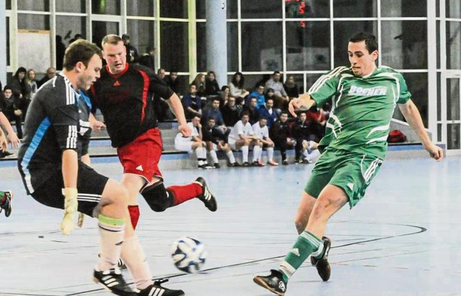Benjamin Rapp (rechts, SV Iptingen) schiebt den Ball beim Mönsheimer Hallenfußballturnier an Großglattbachs Torhüter Steffen Kurfiß zum 3:1-Sieg vorbei. Foto: Leitner