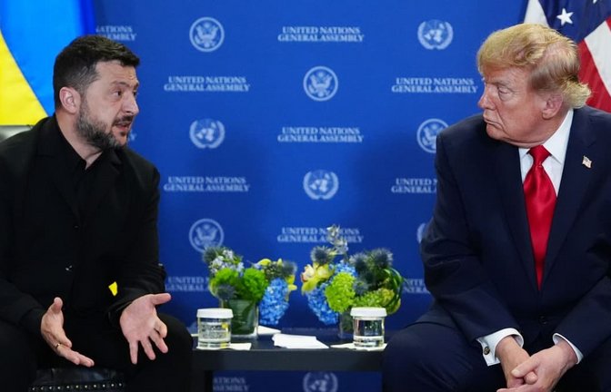 Missstimmung: US-Präsident Donald Trump (r., hier bei einem Treffen am Rande der UN-Generalversammlung) setzt seinen ukrainischen Amtskollegen Wolodymyr Selenskyj (l.) unter Druck.<span class='image-autor'>Julia Demaree Nikhinson/AP/dpa</span>