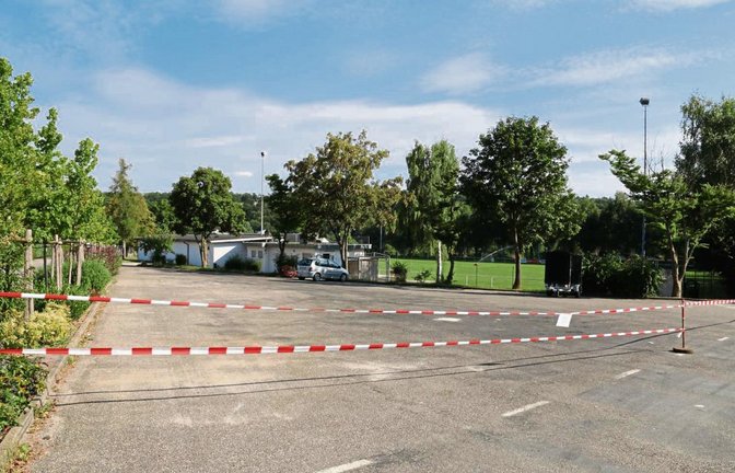 Vor und am Oberriexinger Sportplatz findet am Samstag die Tour-Hocketse statt. Fotos: Bögel