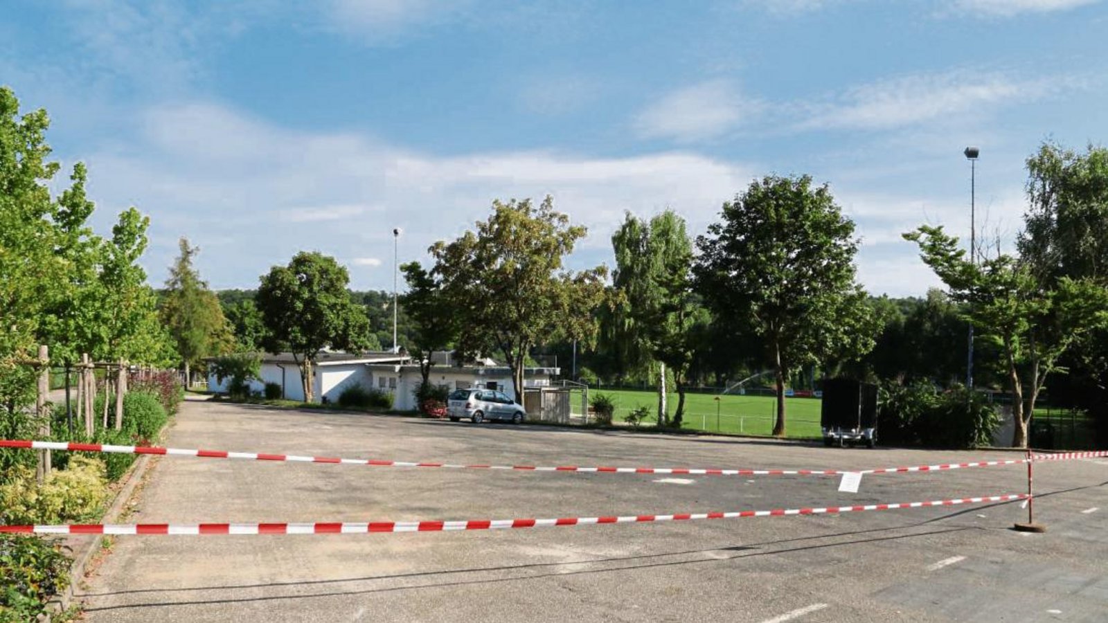 Vor und am Oberriexinger Sportplatz findet am Samstag die Tour-Hocketse statt. Fotos: Bögel