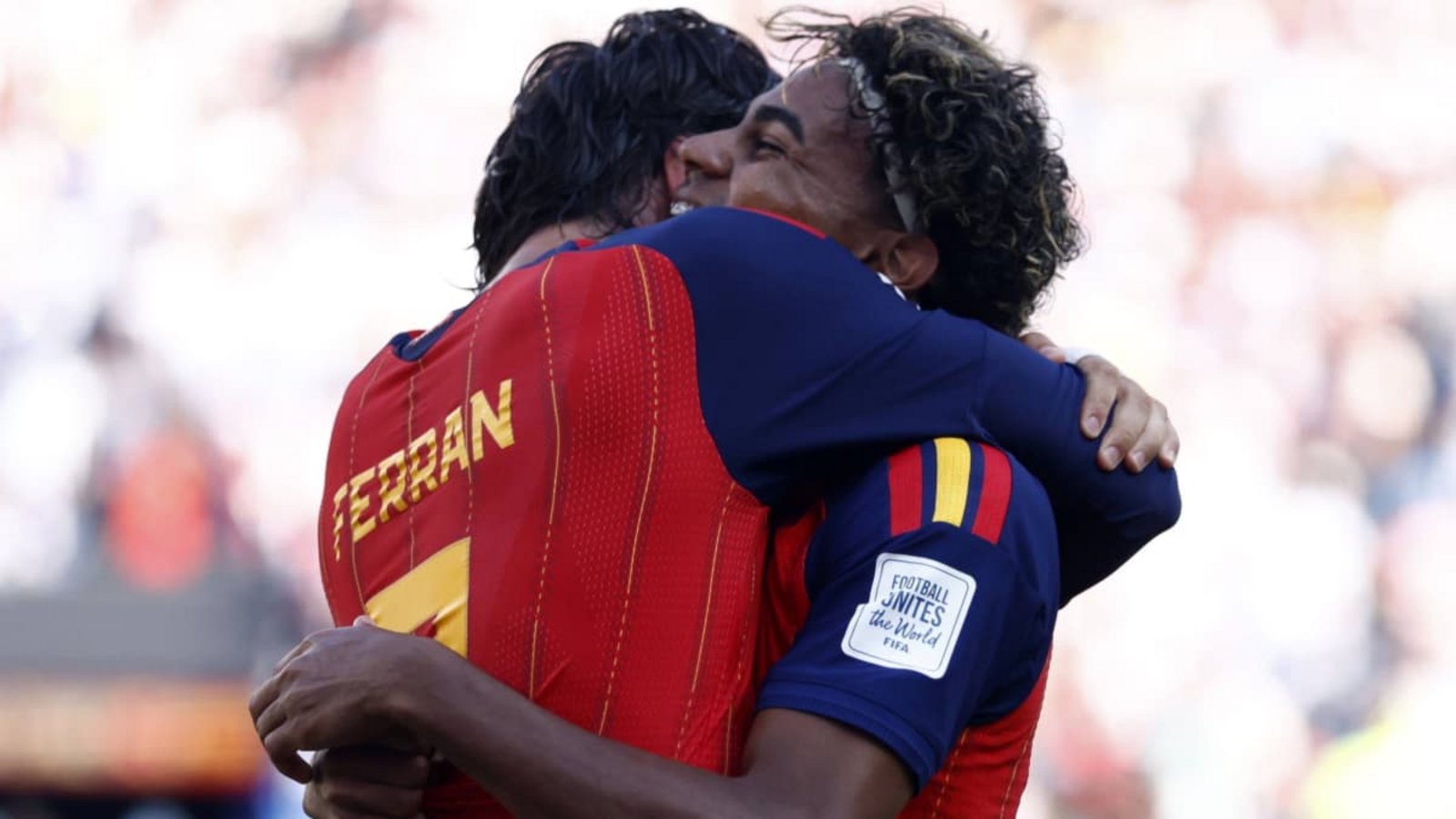 Glückliche spanische Weltmeister: Ferran Torres und Lamine Yamal nach dem Treffer zum 1:0 gegen Argentinien.IMAGO/EPA Glückliche spanische Weltmeister: Ferran Torres und Lamine Yamal nach dem Treffer zum 1:0 gegen Argentinien.IMAGO/EPA