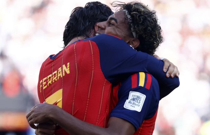 Glückliche spanische Weltmeister: Ferran Torres und Lamine Yamal nach dem Treffer zum 1:0 gegen Argentinien.<span class='image-autor'>IMAGO/EPA</span>