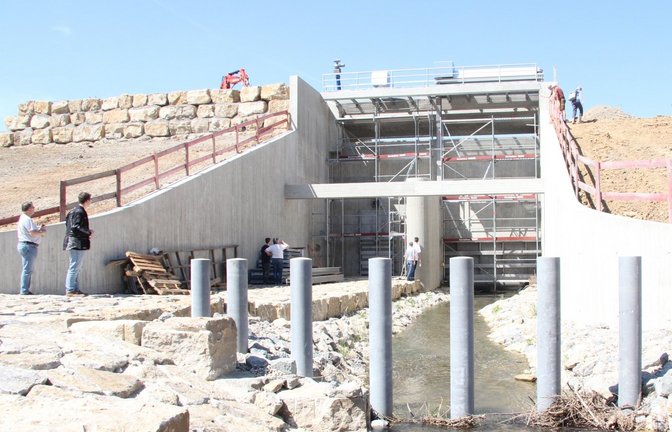 Imposanter Anblick: der Damm und das Durchlassbauwerk des Hochwasserrückhaltebeckens südlich von Eberdingen.  <span class='image-autor'>Foto: Banholzer</span>