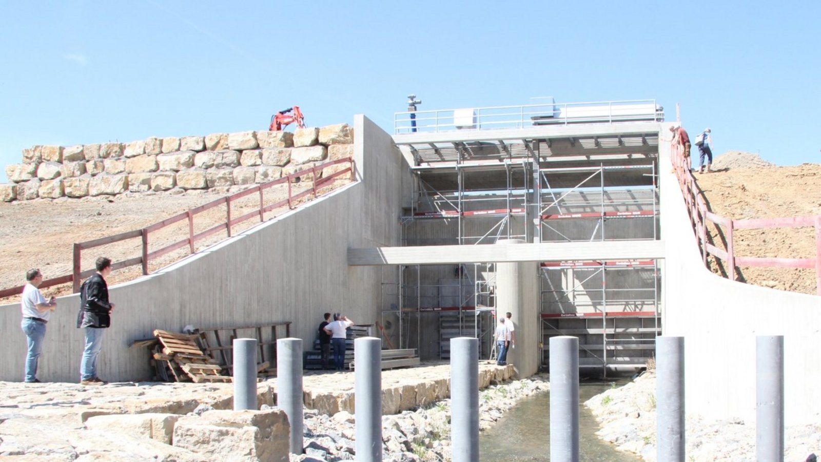 Imposanter Anblick: der Damm und das Durchlassbauwerk des Hochwasserrückhaltebeckens südlich von Eberdingen.  Foto: Banholzer