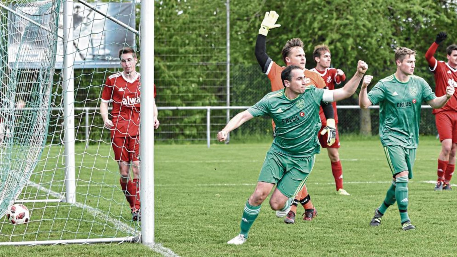 Benjamin Rapp (Mitte) erzielt in der 62. Minute die 2:1-Führung des SV Iptingen gegen die SGM Hohenhaslach/Freudental. Foto: Leitner Benjamin Rapp (Mitte) erzielt in der 62. Minute die 2:1-Führung des SV Iptingen gegen die SGM Hohenhaslach/Freudental. Foto: Leitner
