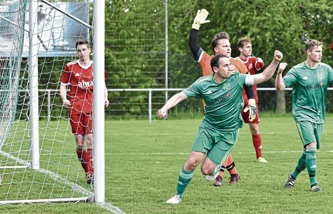 Benjamin Rapp (Mitte) erzielt in der 62. Minute die 2:1-Führung des SV Iptingen gegen die SGM Hohenhaslach/Freudental. Foto: Leitner