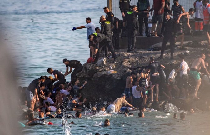 Migranten versuchen von Marokko aus in die spanische Enklave Ceuta zu gelangen.<span class='image-autor'>Antonio Sempere/AP/dpa</span>