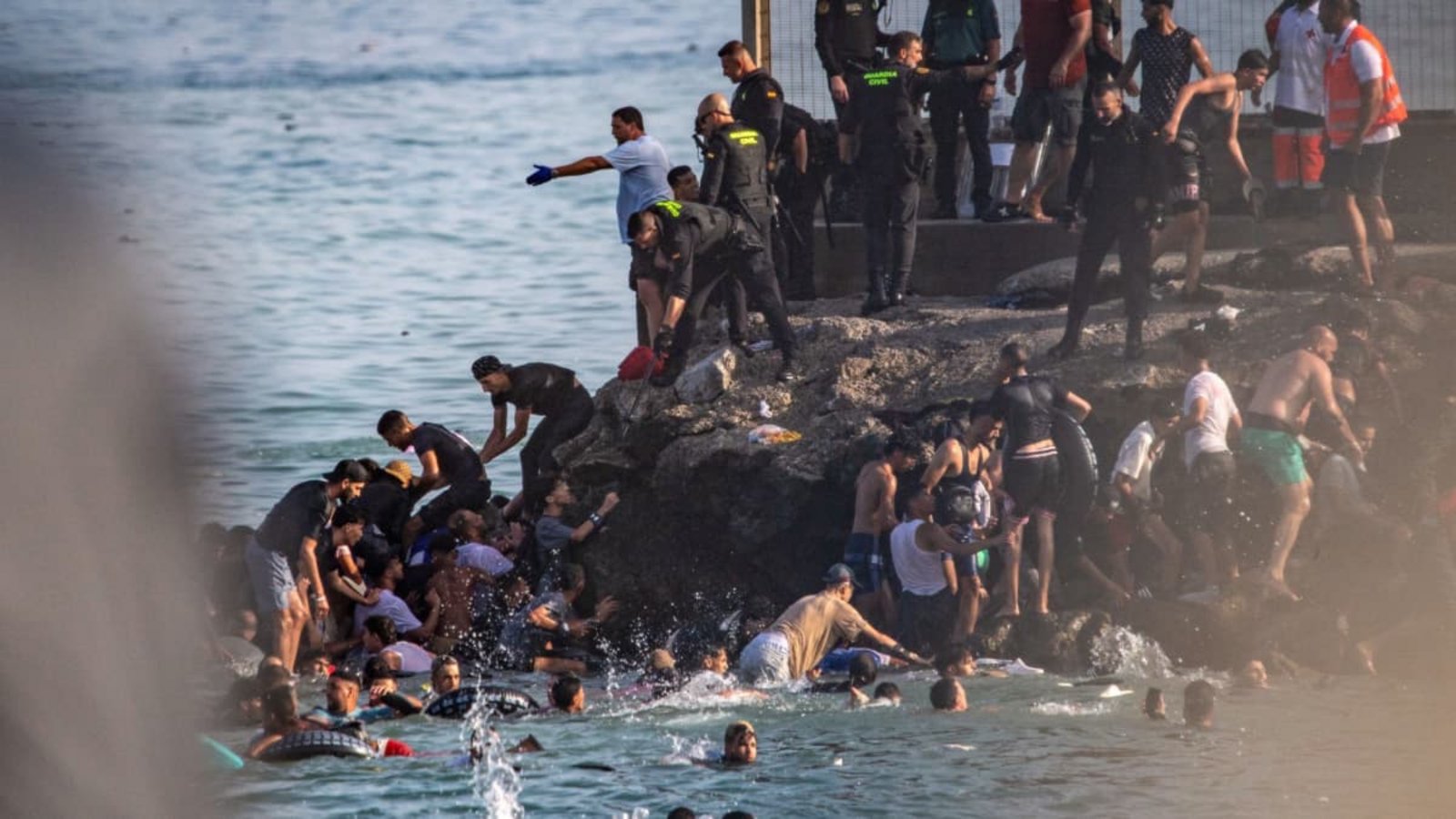 Migranten versuchen von Marokko aus in die spanische Enklave Ceuta zu gelangen.Antonio Sempere/AP/dpa